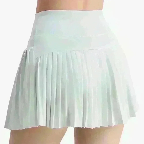 Womens  Tennis Shorts - Picture 2 of 3